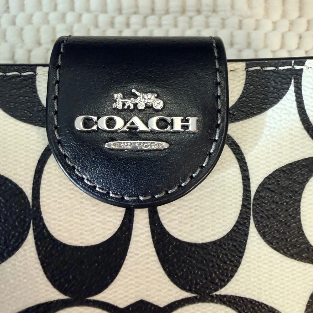 Coach White and Black Signature Wallet - Picture 2 of 9